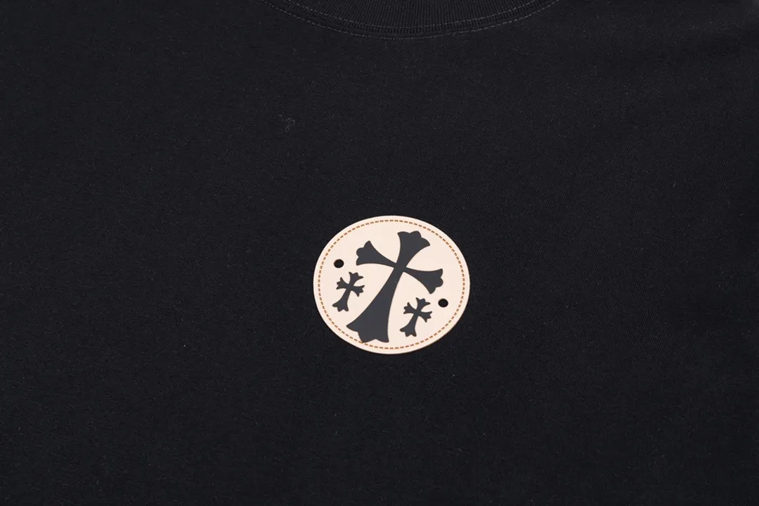 P200 CHROME HEARTS LoGo is fashionable and elegant, with a dropped shoulder style. The fabric is made of 26s double-yarn combed cotton compact spinning yarn with a weight of 280. It is matched with 1*1 Salona rib. The fabric is fermented and has a loose fit. Color: Black Size: S～XXL